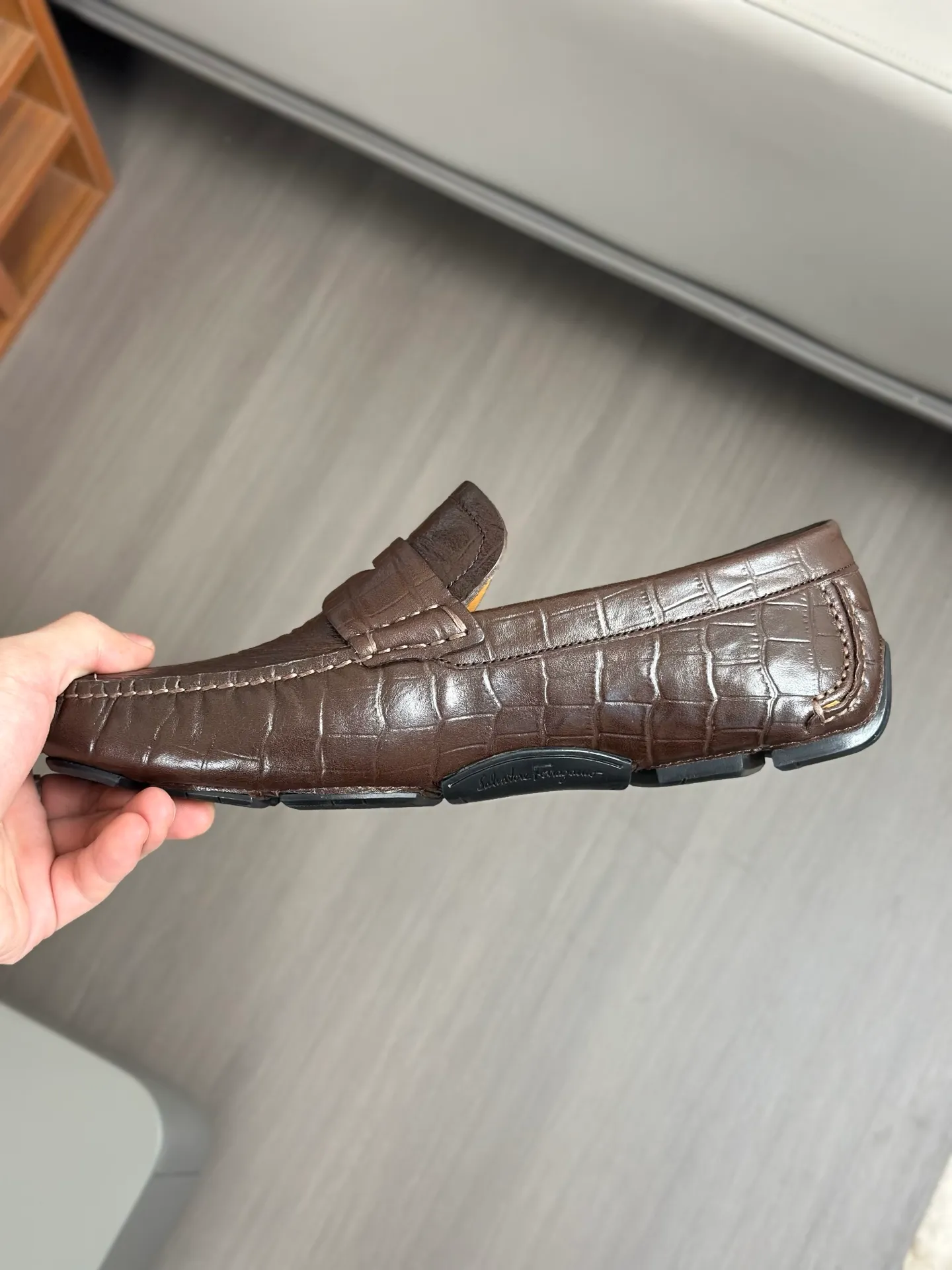 Batch 840, original order quality, new counter model, Ferragamo handmade men's driving shoes, bean shoes, slip-on shoes, lazy shoes, exquisite hand-stitching, workmanship details comparable to counters, original rubber outsole, imported cowhide from Italy, pressed water corrugated water-dyed cowhide lining, 39-44 large quantities in stock (38, 45 custom-made, non-refundable)